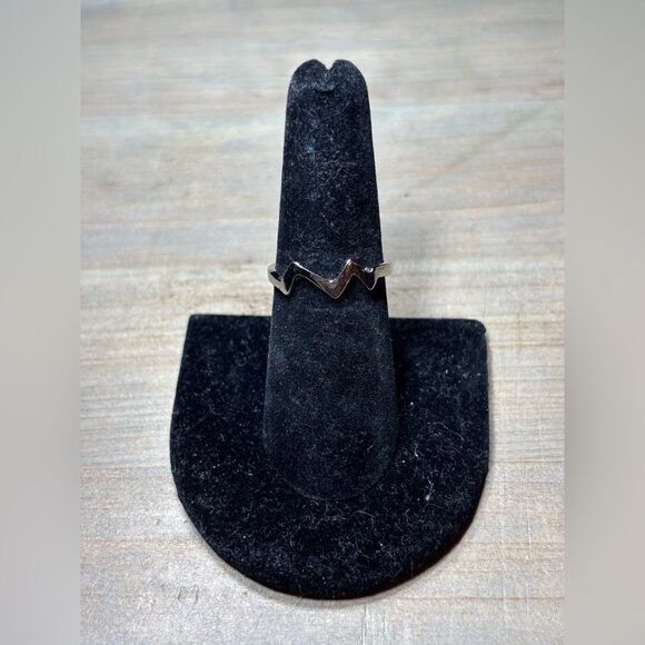 New! Heart Beat Silver Tone Ring Size 7 Costume Jewelry Hypoallergenic - Picture 1 of 5